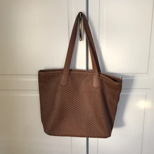 Brun flätad handväska - Från Åhléns. Några brister som på sista bilden. Ord. pris 500kr.