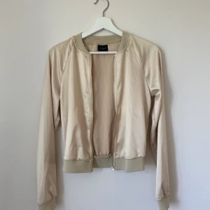 Jacka - Glansig kofta/jacka som knappt använts ⭐️
