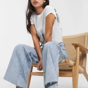 NY! tshirt från Monki - Oanvänd vit ribbad tshirt från Monki. Priset kan diskuteras om ni är snabba så tveka inte att höra av er jag svarar snabbt 🤍🤍🤍