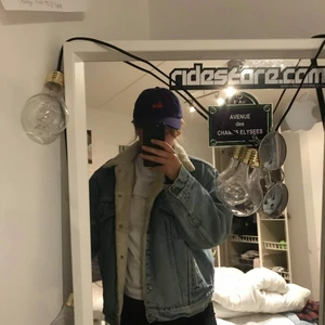 Vintage  jeansjacka från Levis  - Jackan är köpt på Beyond Retro i Sthlm. Den är tuff och baggy och stl 44 enligt amerikanska mått. Pris: 200+ frakt 