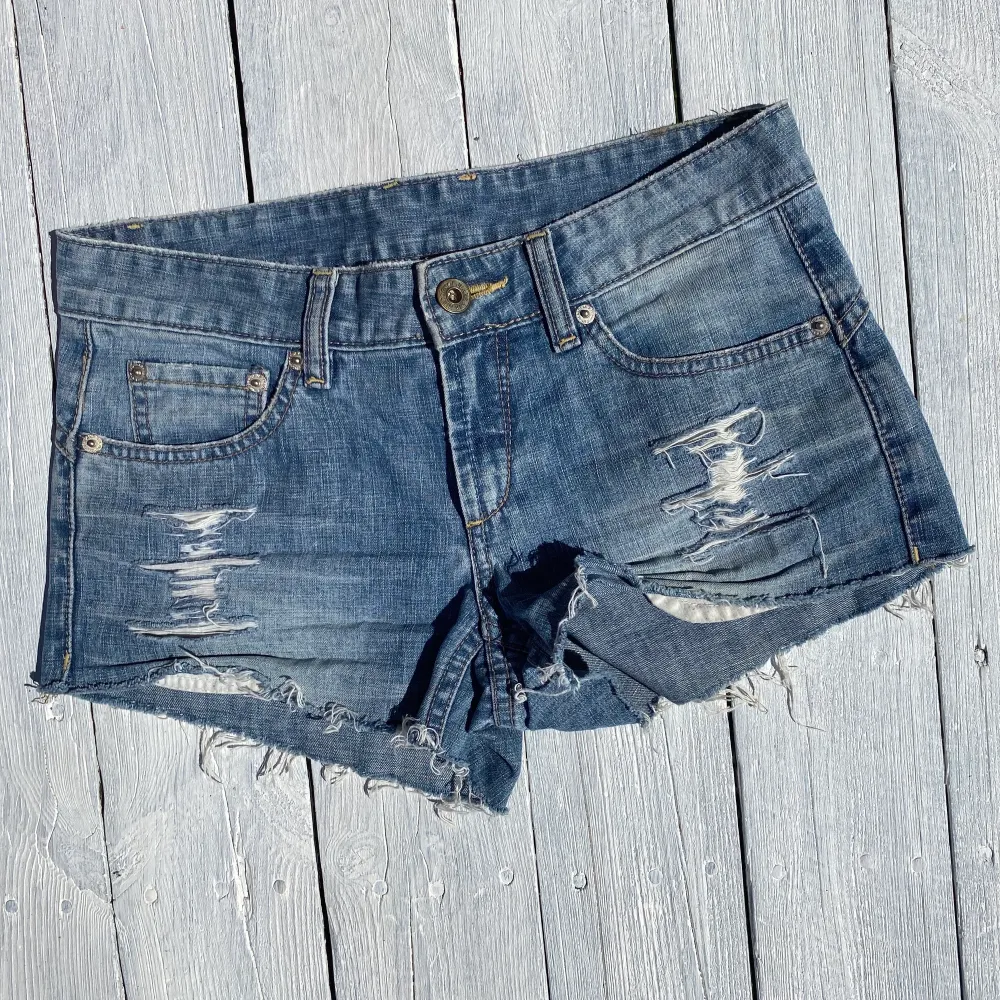 Ljusa jeansshorts med snygga slitningar framtill✨. Shorts.