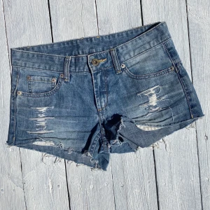 JEANSSHORTS - Ljusa jeansshorts med snygga slitningar framtill✨