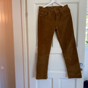 Manchester byxor i rak passform  - Snygga Manchester byxor i bra skick + kontakta för fler frågor:)