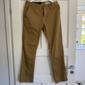 Volcom byxor i rak passform  - Snygga raka skate byxor från Volcom i bra skick nästan helt nya, kontakta för fler frågor:)