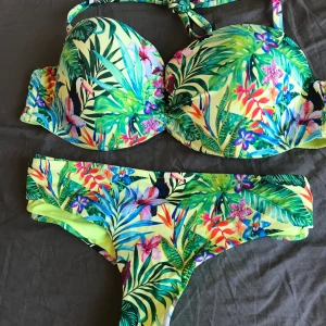 Väldigt fin bikini  - Toppen är i storlek 75C typ och trosorna Medium 
