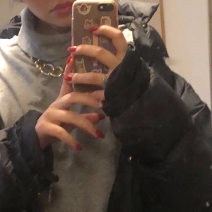 GRÅ TURTLENECK - väldigt fin grå turtleneck köpt för ett halvår sedan. 💕Använt väldigt lite faktiskt. På tröjan står det L men jag skulle anse att den är i S eller M. Möts gärna upp i Västerås, men frakt funkar även🥰 Frakt : 44kr