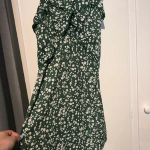 Klänning - En super fin och tunn klänning från ZAFUL. Fick hem den förra veckan men passade inte. Bara testad och lappen är kvar. Den är i storlek S men jag skulle säga att den är mer som en XS. Grön med vita små blommor och volanger på överdelen. 