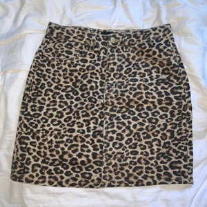 Leopard jeanskjol - Leopard jeanskjol från pieces i strl s, kan frakta men fraktkostnad tillkommer🥰