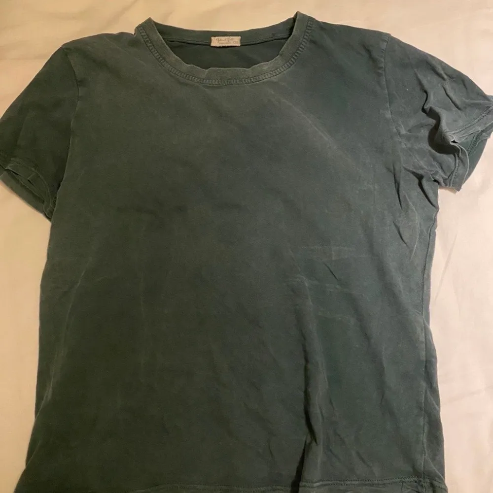 Hej, jag säljer en brandy Melville T-shirt i One size storlek. Säljer den för 120kr ink frakt!. T-shirts.