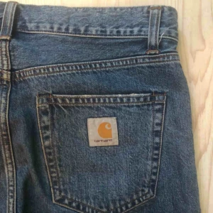  - Carhartt Pontiac Shorts storlek 31. Väldigt snygga, lite längre shorts modell som slutar lite över knäna. Nypris: 800kr