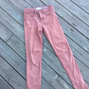 Esprit röda byxor  - Extremt sköna och tunna vilket är trevligt på sommaren. Sagade på två ställen som syns i sista bilden.