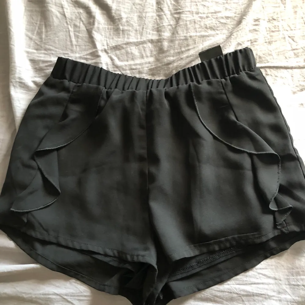 Svarta shorts i mjukt materia ifrån HM, frakten är inräknad💖. Shorts.