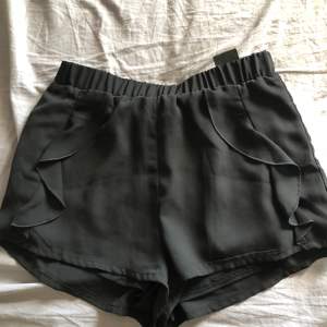 Svarta shorts i mjukt materia ifrån HM, frakten är inräknad💖