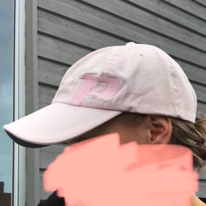 Peak performance keps - Snygg, ljusrosa keps från Peak Preformace💗 Justerbar och i gott skick. Frakt på 63kr tilkommer.