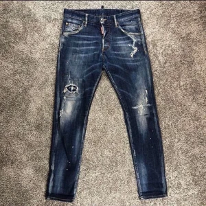 Dsquared2 jeans - Snygga Daquared2 jeans. Använda cirka 3 gånger och säljer dem nu då min kille har växt ur dem. Han är 183 cm och de passade tidigare prefekt på honom. Storlek 44. Nypris 5500. Köparen står för frakt! 