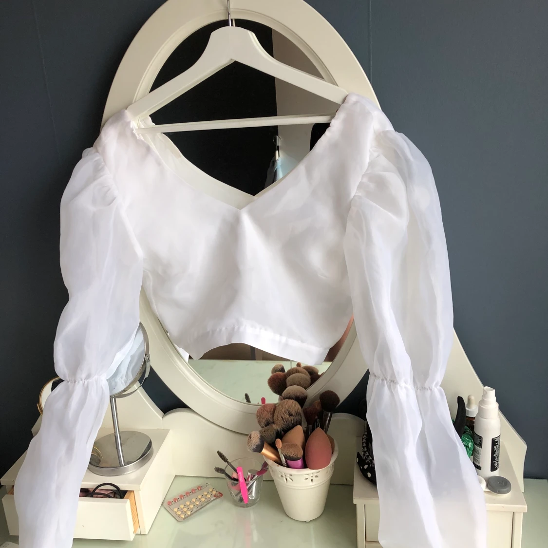 Vit puffig långärmad tröja.  - 90