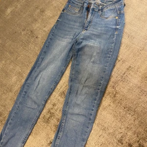 Byxor - Jättesköna byxor ifrån Gina tricot. Modellen är Molly alltså högmidjade, dem är i storlek M men töjer sig väldigt mycket 