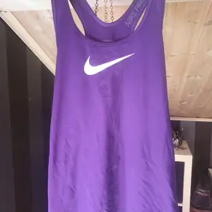 T-shirt Nike. 