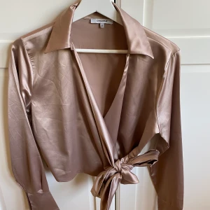 Chiquelle blus i rosa - Samma satinblus från chiquelle som innan fast i rosa och i storlek XS! Superfin på🥰 150 kr +frakt, ordinarie pris 499 kr