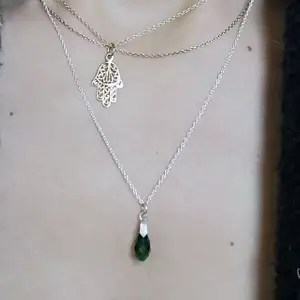 Silver halsband med grönt hänge. Använd enstaka gång (äkta silver) 💞