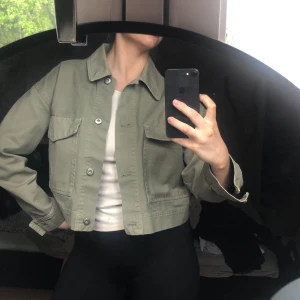 Jacka Zara storlek S - Bra skick. Kortare jacka i ljusgrön färg. 