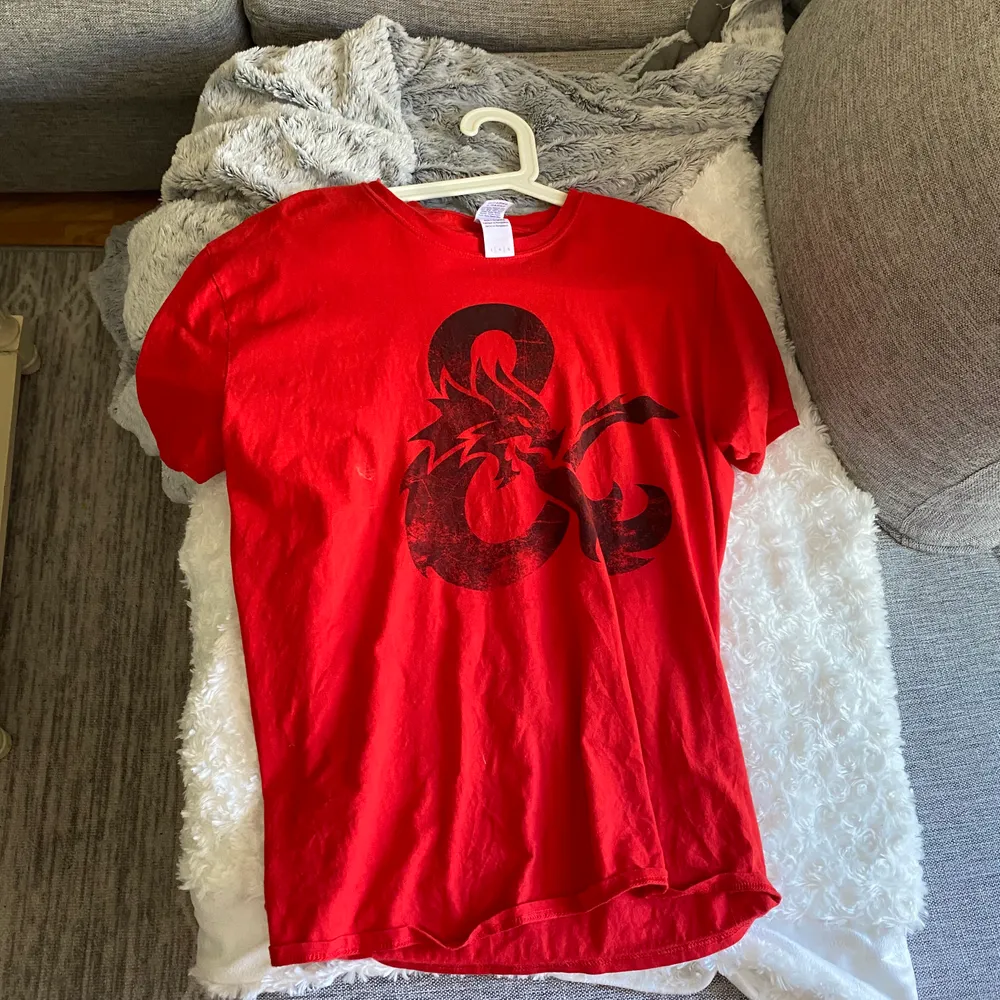 Säljer denna tröja i storlek L (skulle mer säga s) frakt: 66kr hör av dig om du är intresserad💓💓 om många vill ha den blir det budgivning kram🥰. T-shirts.