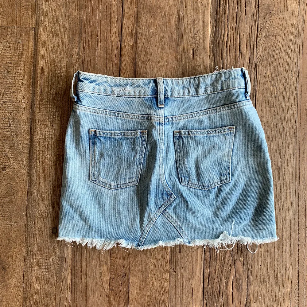 Perfekt jeans kjol för sommaren ifrån Hm, använd ett fåtal gånger, frakt tillkommer . Kjolar.
