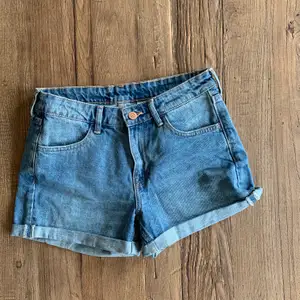 Jeans shorts highwaist ifrån Hm som tyvärr inte kommer till användning, knappt använda och är i bra skick! Frakt tillkommer