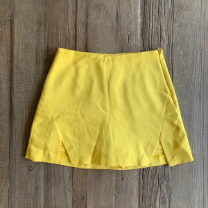 Zara kjol - Super somrig kjol ifrån Zara med insydda shorts, knappt använd och är i superfint skick! Frakt tillkommer 