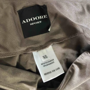  - Tränings tights från Adoore använda två gånger. Storlek XS som passar allt från en XS- liten M