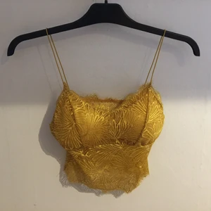 BH - Säljer nya gul slätt  elegant BH & Braletter Stolek 32-38 Pris 89kr 