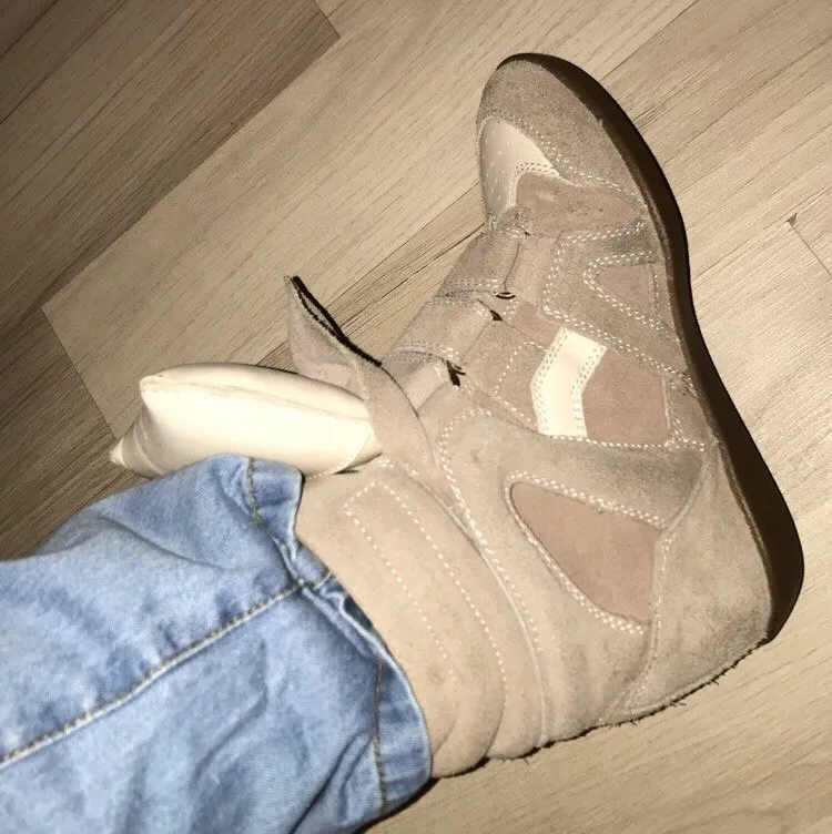 Nypris: runt 5000,  Säljer mina äkta Isabel Marant skor dem är använda men har mycket kvar att ge. Skor.