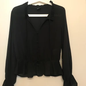 Gina tricot blus  - Helt ny blus från Gina tricot, storlek 34