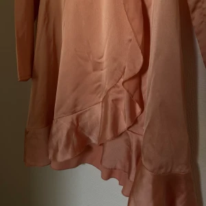 Kläningar  - Super söt och sommrig sommarklänning i satin 