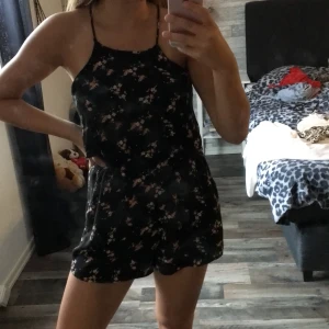 playsuit - blommig svart playsuit🦋🦋