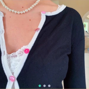 Kofta med söta knappar  - Jättesöt vintage kofta med rosa knappar på! Pris kan diskuteras! :)