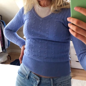 Gant-tröja - Supergullig Gant-tröja i ull. Perfekt blå färg och passar jättebra över en vit skjorta💙 använd fåtal gånger, pris är diskuterandet!