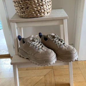 EYTYS 38 - Mina bebisar från Eytys i storlek 38. Sparsamt använda, superfint skick pga har ett par andra som fått gå före. Jättefina beiga mocka skor och säljs till fyndpris! Pass på!