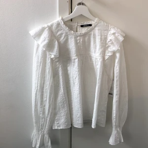 Blus  - Blus från Gina Tricot. Prislappen finns kvar dvs. Aldrig använd. 