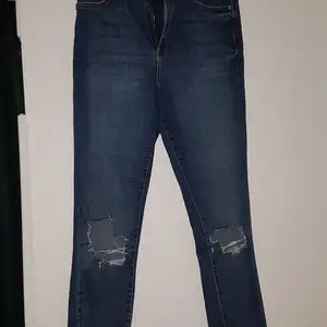 Blåa jeans i sliten stil. Jeansen är i storlek 42 och har en bra passform.