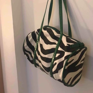  - Jättefin zebra handväska. 39kr frakt🖤🤍