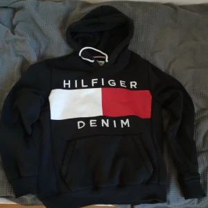 Tommy Hilfiger Hoodie  - Köpt i USA för 1 år sedan. Passform medium. Bra skick. Alla färger och tryck är 100% hela. Nypris: 1200kr