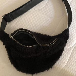 Väska i teddy - En jättefin bum bag i teddy från Don Donna. Använd endast ett fåtal gånger så den är i jättefint skick. Säljer då den ej kommer till användning! 120kr + frakt❣️