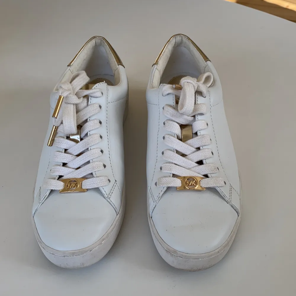 Fina sneakers från Michael Kors. Använda endast 1 gång. Vita sneakers med guld detaljer. Skor.