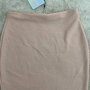 Ny ljusrosa kjol från Missguided i storlek 38, men lite liten i storleken, passar nog XS/S. Kan mötas upp i Västerås annars står köparen för frakt.