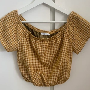 Zara topp - Off-shoulder topp från zara! Aldrig använd. Frakt tillkommer på 40kr