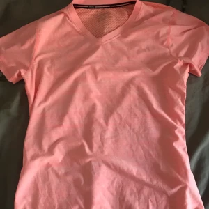 Korallfärgad tränings t-shirt  - Bra skick förutom en liten fläck på bröstet, kolla sista bilden. Inte blivit använd på nåt år💞 frakt tillkommer 