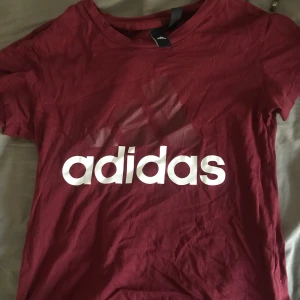 Adidas T-shirt  - Väldigt bra skick, frakt tillkommer 💕