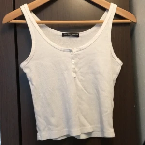Vit topp från Brandy Melville  - Supergullig cropped topp perfekt till sommaren! 