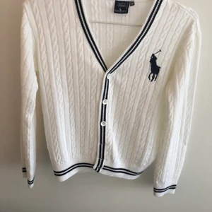 Ralph Lauren kofta - Ralph lauren kofta i vitt och mörkblått. Barnstol 140 men passar även bra till en xs (dock något kort i armarna i så fall). Bra skick :) köpare står för ev. Frakt